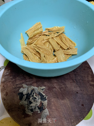 凉拌腐竹木耳的做法步骤：1