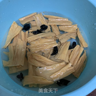 凉拌腐竹木耳的做法步骤：2