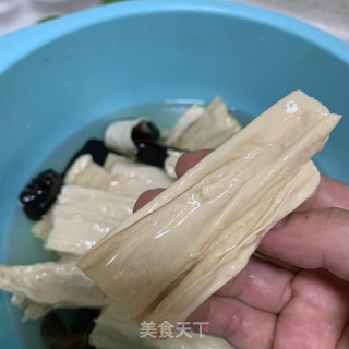 凉拌腐竹木耳的做法步骤：3