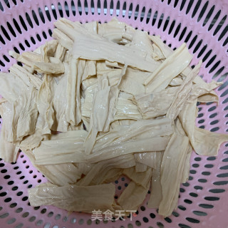 凉拌腐竹木耳的做法步骤：4