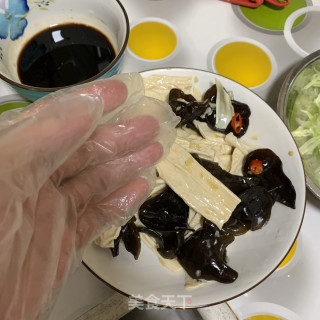 凉拌腐竹木耳的做法步骤：18