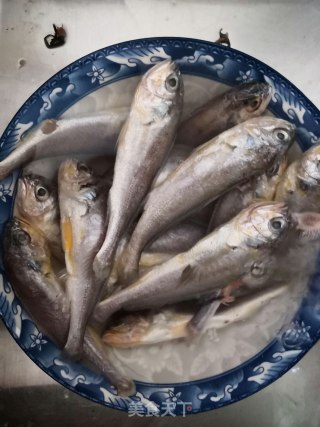 糖醋小黄花鱼的做法步骤：1