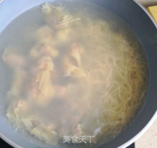 鲜虾云吞面的做法步骤：5