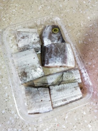 椒盐带鱼的做法步骤：1