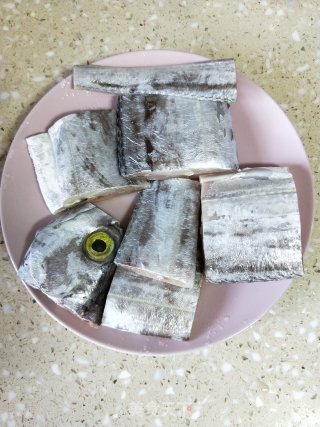 椒盐带鱼的做法步骤：2