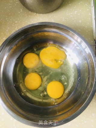 鸡蛋韭菜饺子的做法步骤：1