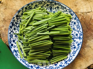 韭菜苔炒肉丝的做法步骤：2