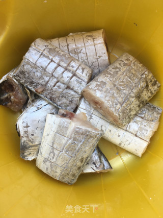 糖醋带鱼的做法步骤：1
