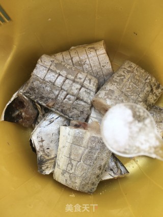 糖醋带鱼的做法步骤：2