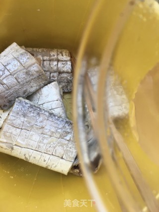糖醋带鱼的做法步骤：3