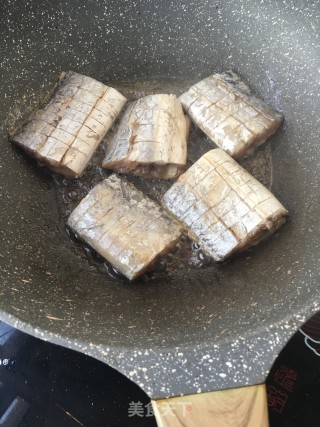 糖醋带鱼的做法步骤：11