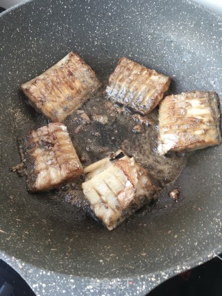 糖醋带鱼的做法步骤：12