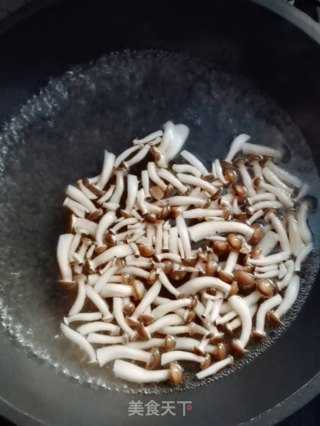 蟹味菇炒肉的做法步骤：3