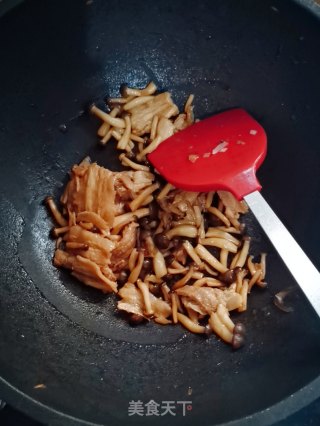 蟹味菇炒肉的做法步骤：7