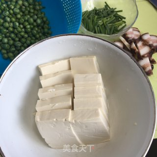 豌豆腊肉烧豆腐的做法步骤：1