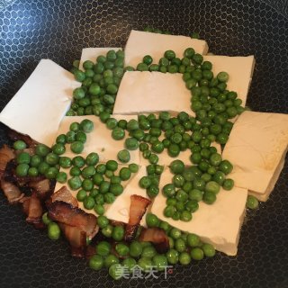 豌豆腊肉烧豆腐的做法步骤：4