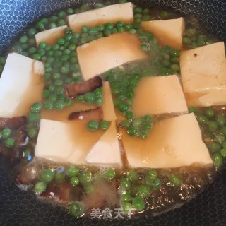 豌豆腊肉烧豆腐的做法步骤：5