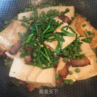 豌豆腊肉烧豆腐的做法步骤：6