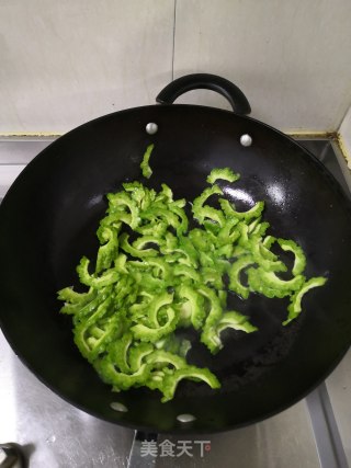 炒苦瓜的做法步骤：3