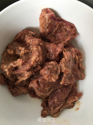 杏鲍菇炒牛仔骨的做法步骤：1