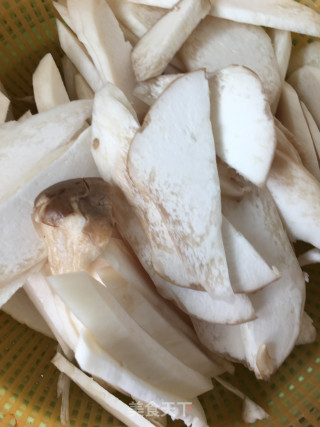 杏鲍菇炒牛仔骨的做法步骤：2