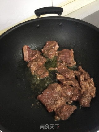 杏鲍菇炒牛仔骨的做法步骤：3