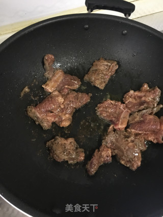 杏鲍菇炒牛仔骨的做法步骤：4