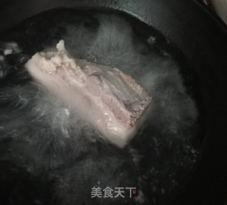 尖椒回锅肉的做法步骤：1