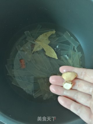 牛皮腐竹冻的做法步骤：2