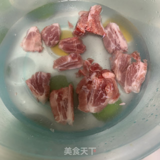 排骨蒸芋头的做法步骤：1