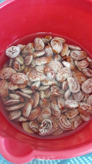 排骨炖大花豆的做法步骤：1