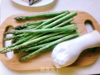 芦笋炒鸡腿菇的做法步骤：1
