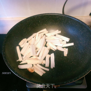 芦笋炒鸡腿菇的做法步骤：6