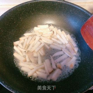 芦笋炒鸡腿菇的做法步骤：7