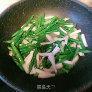 芦笋炒鸡腿菇的做法步骤：8