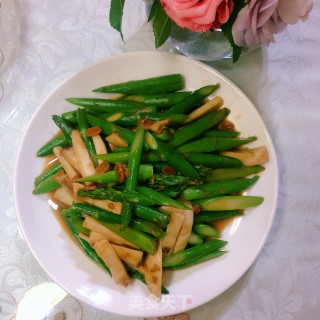 芦笋炒鸡腿菇的做法步骤：10