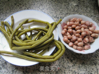 酸豆角炒花生米的做法步骤：1