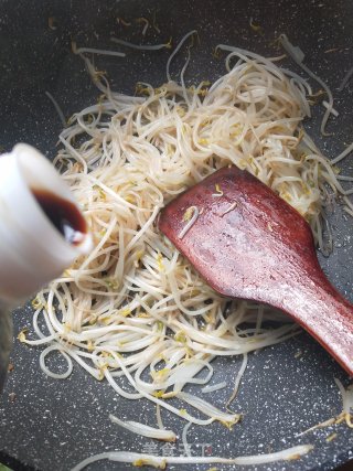 醋溜绿豆芽的做法步骤：5