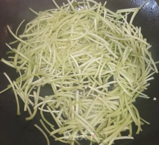 酸辣米苋梗的做法步骤：1