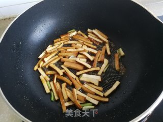 香干炒包菜的做法步骤：2