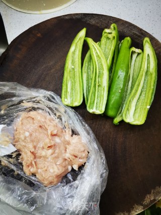煎酿辣椒的做法步骤：1