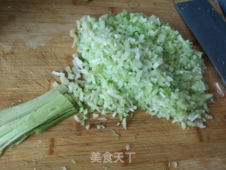 芹菜肉馅蒸饺的做法步骤：4