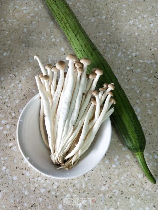 蟹王菇炒丝瓜的做法步骤：1