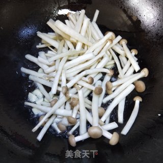 蟹王菇炒丝瓜的做法步骤：4