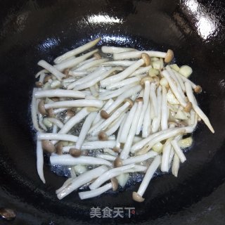 蟹王菇炒丝瓜的做法步骤：5