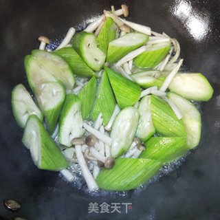 蟹王菇炒丝瓜的做法步骤：7