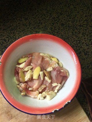 番茄鸡腿炒饭的做法步骤：2
