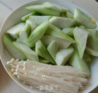 丝瓜金针菇汤的做法步骤：1