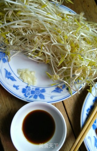 蒜香绿豆芽的做法步骤：1