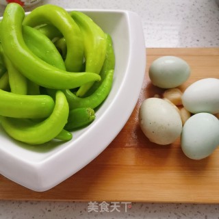 青椒荷包蛋的做法步骤：1